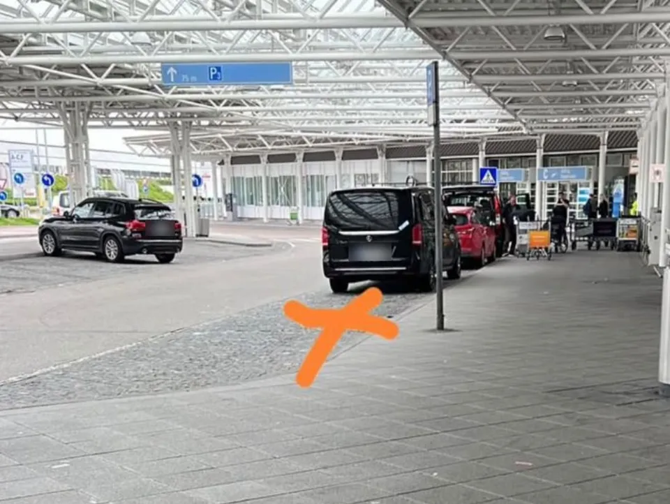 Meeting point Terminal 1: outside the terminal building, to the right (marked)
