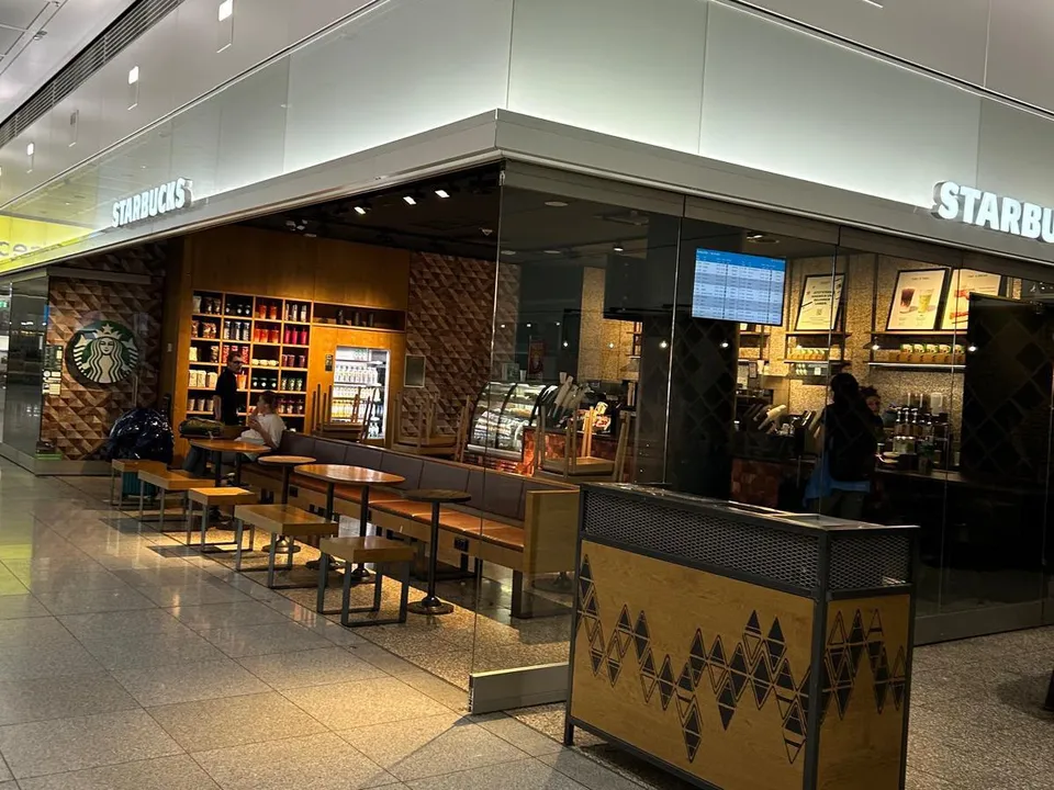 Meeting point Terminal 2: Starbucks Coffee